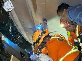 Dump Truk Angkut Tanah Mendadak Tak Bisa Dikendalikan, Pohon Jadi “Rem Darurat”