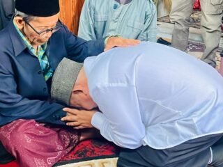 Sungkem Sesepuh Desa Dulu, Baru Daftar! Zaenal Jadi Pendaftar Pertama Pilkades Rowosari