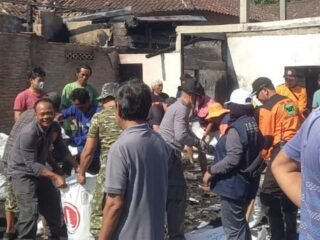 Tiga Rumah Terbakar di Salatiga, Ansor Banser Bersihkan Puing dan Galang Donasi